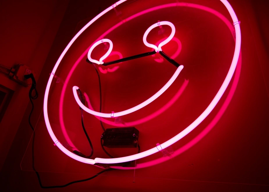 Lächelnde Leuchtreklame steht für Kundenzufriedenheit unserer Telemarketing Agentur in Hamburg